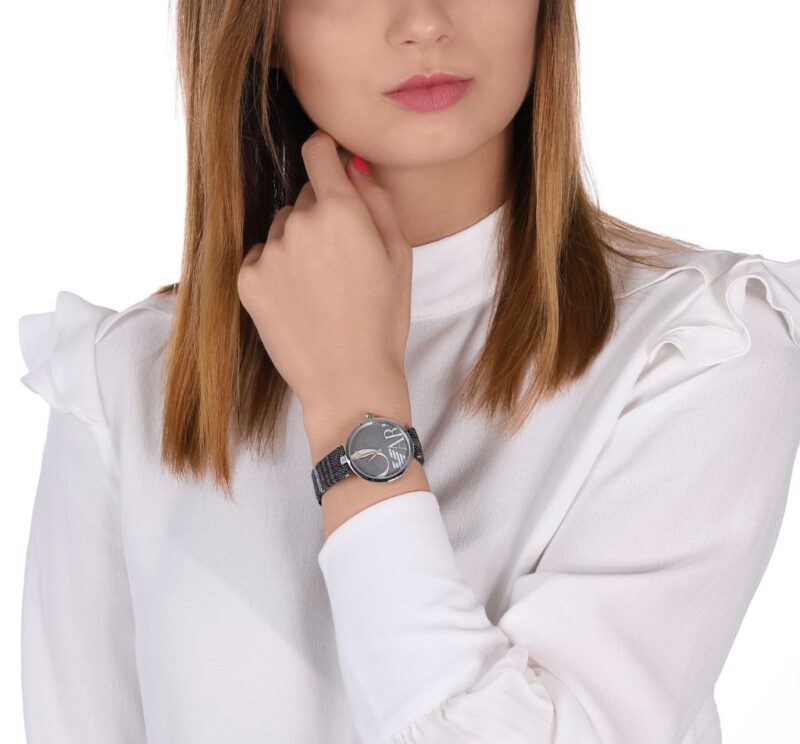 Reloj marca Armani color plata con correa de genero mijer