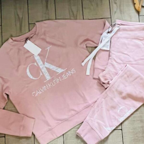 Conjunto deportivo rosa marca Calvin Klein mujer
