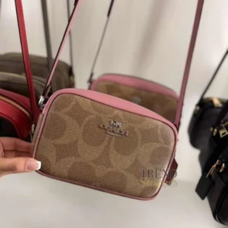 Compacto, versátil y con el estilo icónico de Coach. El Mini Jamie Camera Bag es perfecto para quienes buscan un bolso ligero, cómodo y lleno de carácter, ideal para el día a día o salidas casuales. Descripción larga En Trendstore Chile te presentamos el Mini Jamie Camera Bag de Coach, un bolso de diseño moderno y funcional que combina la icónica estética de la marca con practicidad diaria. Confeccionado en Signature coated canvas y forro interior de tela, este modelo garantiza resistencia y estilo premium en un formato compacto. Su color SV/Tan/Dusty Pink aporta un toque femenino y sofisticado, mientras que su tamaño permite llevar lo esencial sin complicaciones. Cuenta con un bolsillo exterior abierto para acceso rápido y un bolsillo interior con cierre a presión, además de dos ranuras para tarjetas, manteniendo tus pertenencias organizadas y seguras. La correa ajustable con caída de 57 cm permite llevarlo al hombro o cruzado tipo crossbody según tu estilo y necesidad. Su cierre superior con cremallera asegura que todo permanezca seguro mientras te desplazas por la ciudad. Medidas aproximadas: Largo: 19,7 cm Alto: 12,7 cm Ancho: 6,4 cm Caída de la correa ajustable: 57 cm Materiales: Signature coated canvas Forro interior de tela Características principales: Modelo: Mini Jamie Camera Bag SKU: CCO12 Cierre superior con cremallera Bolsillo exterior abierto Bolsillo interior con cierre a presión Dos ranuras para tarjetas Correa ajustable para hombro o crossbody Público: Mujer Un modelo original Coach, seleccionado por Trendstore para mujeres que buscan un bolso compacto, elegante y funcional, disponible para venta en Chile.