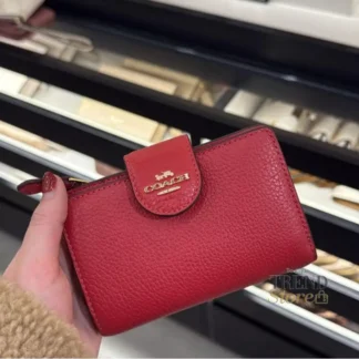 En Trendstore Chile te presentamos esta billetera Coach confeccionada en cuero pebble refinado, un material reconocido por su suavidad, resistencia y acabado premium. Su diseño compacto y funcional la convierte en un accesorio esencial para mujeres que buscan organización y elegancia en un solo producto. Cuenta con cierre a presión que permite un acceso cómodo y seguro a su interior. Incorpora siete ranuras para tarjetas, un compartimento para billetes, una ventana para identificación y un bolsillo con cierre para monedas, ideal para mantener todo en orden. Su tamaño es perfecto para llevar en carteras medianas o pequeñas sin ocupar demasiado espacio. El color rojo aporta un toque sofisticado y atemporal, fácil de combinar y perfecto para dar un acento de color a tus accesorios diarios. Medidas aproximadas: Largo: 12,7 cm Alto: 8,9 cm Ancho: 1,3 cm Material: Cuero pebble refinado Características principales: Modelo: Billetera Coach Style Number: CBO41 Cierre: Broche a presión Bolsillo para monedas con cierre Siete ranuras para tarjetas Compartimento para billetes Ventana para identificación Público: Mujer Un accesorio original Coach, seleccionado por Trendstore para mujeres que valoran la moda premium, la funcionalidad y el diseño atemporal, disponible para venta en Chile.