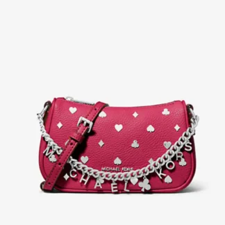 El crossbody bag Michael Kors en color frambuesa es una cartera compacta y elegante, ideal para acompañarte en salidas diarias, eventos o momentos donde buscas ligereza sin perder estilo. Está confeccionado en una mezcla de poliuretano con algodón y poliéster, ofreciendo resistencia, suavidad y un acabado moderno. Sus herrajes en tono plateado aportan un contraste sofisticado, mientras que el cierre superior con cremallera mantiene tus pertenencias seguras. En el interior incluye un bolsillo trasero tipo slip, ideal para organizar tarjetas, llaves u objetos pequeños. La correa ajustable y desmontable permite usarla cruzada o al hombro según tu preferencia. Gracias a su formato compacto y proporciones equilibradas, este modelo es perfecto para llevar lo justo y necesario con comodidad. Sus medidas son de 19,6 cm de ancho x 11,7 cm de alto x 6,6 cm de profundidad. La correa ajustable tiene un rango aproximado de 47 cm a 57 cm, y la caída del asa es de 12,7 cm, lo que asegura un calce cómodo y versátil. Una cartera ideal para darle un toque de color a tus looks, manteniendo la elegancia y funcionalidad características de Michael Kors. Disponible en Trendstore Chile, 100% original, con envío a todo Chile.