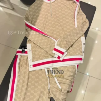 ómodo, moderno y con estilo retro. Este conjunto deportivo combina sudadera y pantalones a juego con logo en jacquard, perfecto para un look atlético y casual con inspiración en los 90.