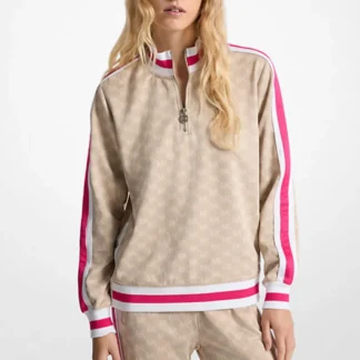 ómodo, moderno y con estilo retro. Este conjunto deportivo combina sudadera y pantalones a juego con logo en jacquard, perfecto para un look atlético y casual con inspiración en los 90.