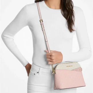 En Trendstore Chile te presentamos el bolso Jet Set Travel Mediano Crossbody de Michael Kors, un accesorio que combina glamour moderno y funcionalidad diaria. Con detalles en dorado y el logotipo de la marca, este bolso mediano ofrece un acabado sofisticado que eleva cualquier outfit. Su correa ajustable, de 52 a 62 cm, permite llevarlo al hombro o cruzado tipo crossbody, adaptándose a tu estilo y comodidad. Cuenta con cierre de cremallera, bolsillo delantero exterior y bolsillo trasero interior, lo que facilita mantener tus objetos personales organizados y al alcance. Con medidas de 21,5 cm de ancho x 17 cm de alto x 9 cm de profundidad, es ideal para tus esenciales diarios como celular, billetera, llaves y maquillaje, sin perder elegancia. Medidas aproximadas: Largo: 21,5 cm Alto: 17 cm Ancho: 9 cm Caída de la correa ajustable: 52–62 cm Materiales: Combinación de tejidos y detalles en poliéster y poliuretano Herrajes dorados Forro interior: 100 % poliéster Características principales: Modelo: Jet Set Travel Mediano Crossbody Cierre superior con cremallera Bolsillo delantero exterior y bolsillo trasero interior Correa ajustable para hombro o crossbody Color: Rosáceo polvoriento multicolor Producto importado Un modelo original Michael Kors, seleccionado por Trendstore para quienes buscan un bolso mediano, versátil y de moda premium, disponible para venta en Chile.