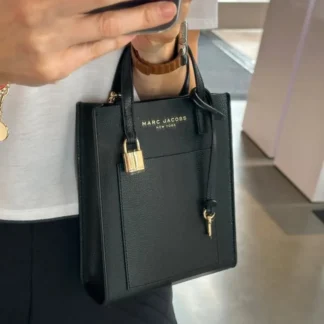 En Trendstore Chile seleccionamos piezas originales y atemporales como este Marc Jacobs, pensadas para mujeres que valoran la calidad, el diseño y la versatilidad en accesorios premium. Medidas y detalles – Marca: Marc Jacobs – Modelo: Grind Micro Tote – Código: H002L03FA22-244 – Material: Cuero – Medidas: 17 cm largo x 21 cm alto x 5,5 cm ancho – Bolsillo interior abierto – Correa de hombro extraíble – Estilo: Tote pequeño / bolso de mano o hombro – Producto importado – Público: Mujer