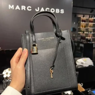 En Trendstore Chile seleccionamos piezas originales y atemporales como este Marc Jacobs, pensadas para mujeres que valoran la calidad, el diseño y la versatilidad en accesorios premium. Medidas y detalles – Marca: Marc Jacobs – Modelo: Grind Micro Tote – Código: H002L03FA22-244 – Material: Cuero – Medidas: 17 cm largo x 21 cm alto x 5,5 cm ancho – Bolsillo interior abierto – Correa de hombro extraíble – Estilo: Tote pequeño / bolso de mano o hombro – Producto importado – Público: Mujer