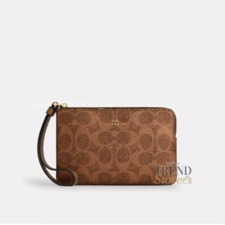 Billetera Wristlet Coach Corner Zip en Signature Canvas con Correa de Muñeca – Mujer En Trendstore Chile te presentamos la Corner Zip Wristlet de Coach, un accesorio esencial para el día a día que combina funcionalidad, diseño compacto y la estética icónica de la firma. Confeccionada en Signature coated canvas y cuero liso, esta wristlet ofrece durabilidad y un acabado elegante. Su formato delgado permite llevarla cómodamente en la mano gracias a su correa de muñeca incorporada, ideal para salidas rápidas, viajes o como complemento dentro de un bolso más grande. Cuenta con cierre superior con cremallera que mantiene tus pertenencias seguras y dos ranuras interiores para tarjetas, facilitando la organización sin perder practicidad. Su tamaño permite llevar llaves, tarjetas y hasta un iPhone de gran formato (hasta iPhone 15 Pro Max), convirtiéndola en una opción versátil y funcional. Medidas aproximadas: Largo: 15,9 cm Alto: 10,2 cm Ancho: 1,3 cm Materiales: Signature coated canvas y cuero liso Forro interior de tela Características principales: Modelo: Corner Zip Wristlet Style Number: CW854 Cierre superior con cremallera Correa de muñeca incorporada Dos ranuras para tarjetas Un accesorio original Coach, cuidadosamente seleccionado por Trendstore, ideal para mujeres que buscan practicidad, diseño atemporal y moda premium en un formato compacto, disponible para venta en Chile.