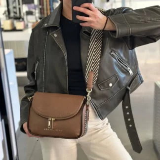 Bolso Marc Jacobs The Groove Messenger Crossbody en Cuero Pebble Café con Cierre Magnético En Trendstore Chile te presentamos el The Groove Messenger Crossbody de Marc Jacobs en color café, un bolso confeccionado en cuero pebble de alta calidad que aporta calidez y versatilidad a cualquier look. Sus herrajes dorados complementan el diseño con un acabado premium y elegante. Su correa ajustable con caída de 61 cm permite llevarlo cómodamente al hombro o cruzado tipo crossbody, mientras que la solapa con cierre magnético y el bolsillo superior con cremallera de doble acceso aseguran que tus esenciales estén siempre protegidos. El interior incluye un bolsillo con cremallera y placa con logo de cuero, combinando organización y estilo en un solo accesorio. Medidas aproximadas: Largo: 24,1 cm Alto: 19 cm Ancho: 10,2 cm Caída de la correa ajustable: 61 cm Materiales: Cuero pebble Herrajes dorados Características principales: Modelo: The Groove Messenger Crossbody Cierre: Solapa con cierre magnético y bolsillo con cremallera de doble acceso Interior: Bolsillo con cremallera y placa de logo en cuero Correa ajustable para hombro o crossbody Estado: Excelente, con leves signos de uso Un modelo original Marc Jacobs, seleccionado por Trendstore para quienes buscan un bolso versátil, elegante y de moda premium, disponible para venta en Chile.