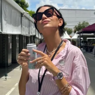 En Trendstore te presentamos los lentes de sol Gucci GG0998S 005, un modelo icónico que combina diseño fashion, calidad italiana y el sello inconfundible de Gucci. Fabricados en Italia, estos lentes destacan por su marco de acetato en color negro brillante (Shiny Black), aportando una estética sofisticada y atemporal. Su forma cuadrada con marco completo es ideal para rostros ovalados y redondos, entregando equilibrio y un look moderno que se adapta tanto a estilos clásicos como más audaces. Los cristales de nylon en tono café no solo complementan perfectamente el diseño, sino que también brindan una experiencia visual cómoda para el uso diario. Pensados para mujeres que buscan accesorios de alto impacto y durabilidad, los Gucci GG0998S son un must-have de temporada y una inversión segura en estilo. Cada detalle refleja la excelencia de la marca y su enfoque en la moda de lujo contemporánea. Disponibles en Trendstore Chile, con garantía de originalidad y una selección curada de marcas internacionales para mujeres que buscan diferenciarse con elegancia.