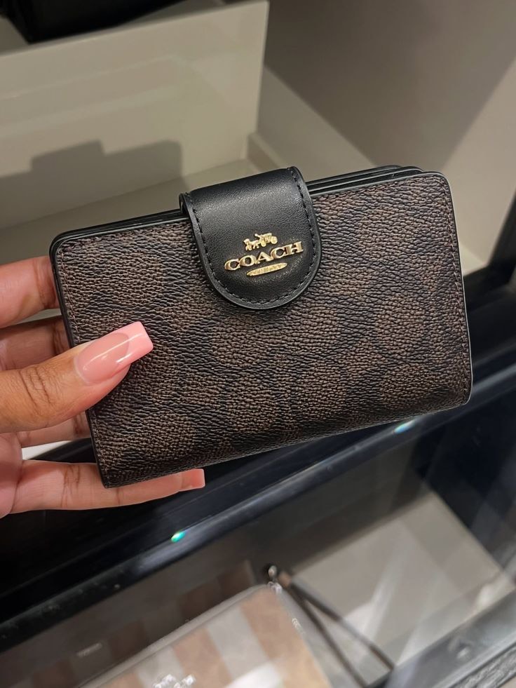 BILLETERA COACH MEDIANA MONOGRAMA CAFE CON NEGRO