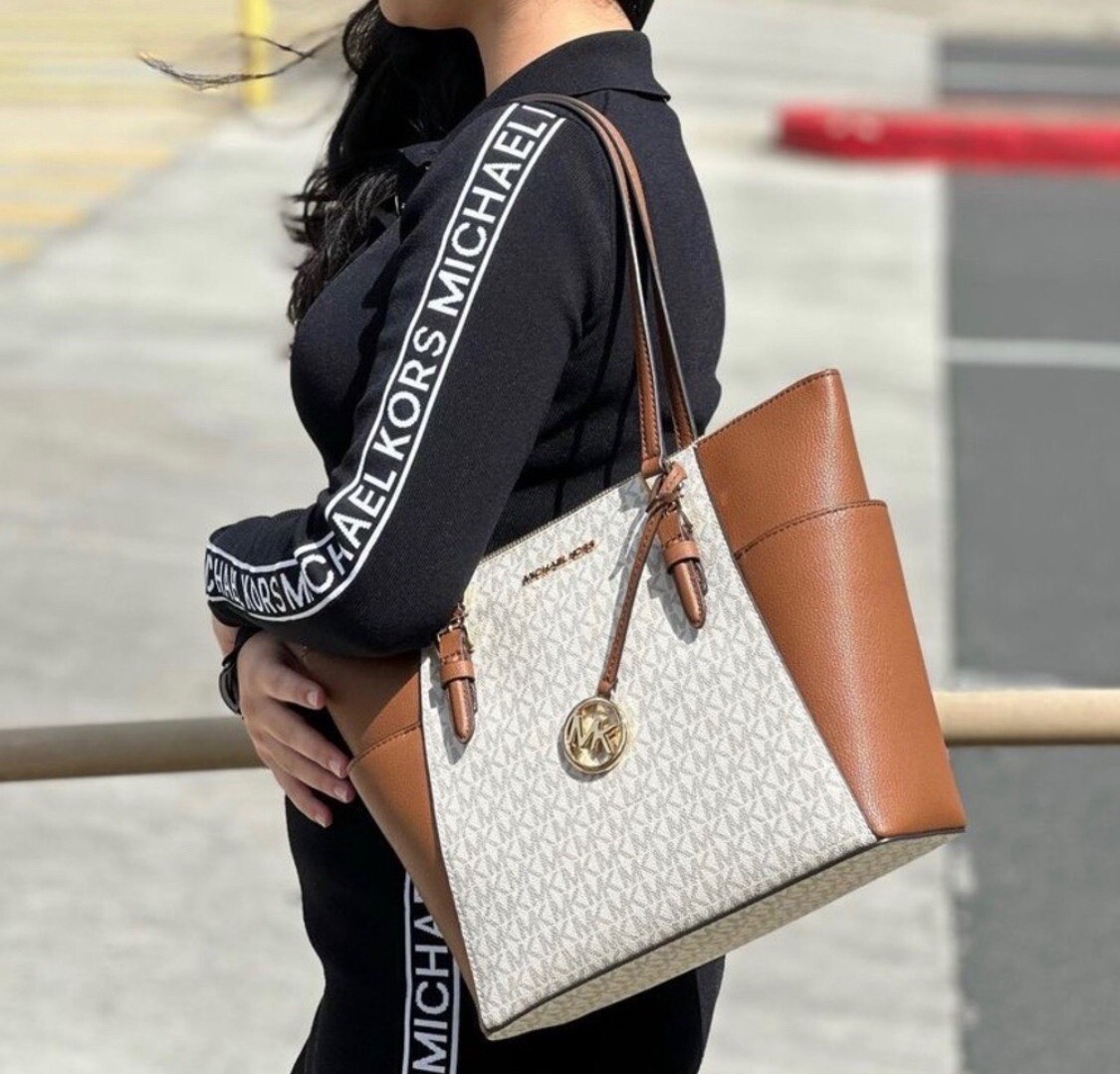 CARTERA CHARLOTTE MICHAEL KORS COLOR VAINILLA MONOGRAMA