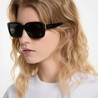 Los Michael Kors Cambridge Sunglasses MK-2190 combinan un diseño moderno con una estética atemporal, convirtiéndose en el accesorio ideal para el día a día. Su montura rectangular de acetato aporta un look sofisticado y versátil, perfecto tanto para outfits casuales como más eleg