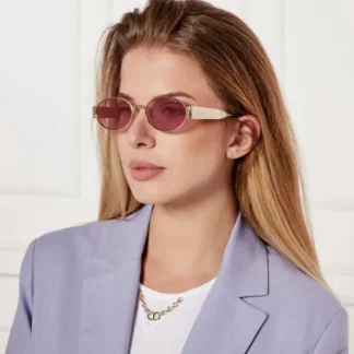 En Trendstore Chile te presentamos los lentes de sol Marc Jacobs MARC 806/S, un modelo que refleja la esencia moderna y sofisticada de la marca. Diseñados para mujeres que valoran el estilo premium, combinan una silueta elegante con detalles llamativos y una comodidad pensada para el uso diario. Este diseño destaca por sus lentes ovalados en tono rosa, que armonizan perfectamente con la montura fabricada en una combinación de metal y plástico. Las patillas anchas en color dorado brillante aportan un carácter distintivo y elegante, mientras que el logo Marc Jacobs, discretamente incorporado, refuerza la identidad exclusiva del modelo. Incorporan filtro UV 400, ofreciendo una protección eficaz contra los rayos solares. Sus lentes categoría 2 permiten una transmisión de luz media, ideales para días de sol moderado. Las plaquetas nasales transparentes y ajustables aseguran un calce cómodo y personalizado. Incluyen estuche rígido y paño de limpieza, ideales para protegerlos y mantenerlos en perfecto estado. Características principales: Modelo: MARC 806/S Color: Rosa Forma: Ovalada Material: Metal y plástico Filtro: UV 400 Categoría de lente: Cat. 2 (18% – 43% de transmisión de luz) Público: Mujer Un accesorio original y de diseño atemporal, seleccionado por Trendstore para complementar looks elegantes, urbanos o casual chic, disponible para venta en Chile.