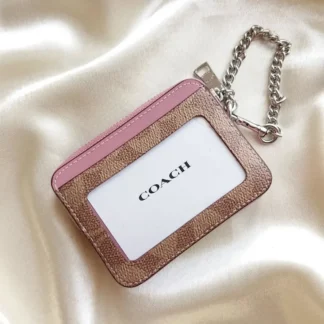 En Trendstore Chile te presentamos la Zip Card Case de Coach, un accesorio compacto y funcional que combina diseño elegante y practicidad. Confeccionada en Signature coated canvas, esta billetera ofrece resistencia y un acabado premium en un formato ultracompacto, ideal para caber en bolsos pequeños o incluso en el bolsillo. Cuenta con un bolsillo abierto, un compartimento con cremallera y dos ranuras para tarjetas, además de una ventana para identificación, manteniendo tus esenciales organizados y accesibles. Su correa de cadena con clip tipo dogleash añade un detalle metálico brillante y permite llevarla cómodamente en la muñeca. Medidas aproximadas: Largo: 7,6 cm Alto: 10,8 cm Ancho: 1,9 cm Materiales: Signature coated canvas Correa de cadena metálica Características principales: Modelo: Zip Card Case Style Number: CW883 Bolsillo abierto Compartimento con cremallera Dos ranuras para tarjetas Ventana para identificación Correa de cadena tipo muñequera Público: Mujer Un accesorio original Coach, seleccionado por Trendstore para mujeres que buscan una billetera compacta, funcional y de moda premium, disponible para venta en Chile.