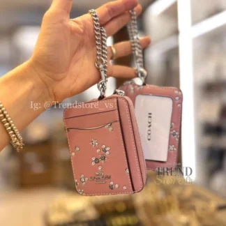 Billetera Coach Zip Card Case con Correa de Cadena – Mujer En Trendstore Chile te presentamos la Zip Card Case de Coach, un accesorio compacto y funcional que combina diseño elegante y practicidad. Confeccionada en Signature coated canvas, esta billetera ofrece resistencia y un acabado premium en un formato ultracompacto, ideal para caber en bolsos pequeños o incluso en el bolsillo. Cuenta con un bolsillo abierto, un compartimento con cremallera y dos ranuras para tarjetas, además de una ventana para identificación, manteniendo tus esenciales organizados y accesibles. Su correa de cadena con clip tipo dogleash añade un detalle metálico brillante y permite llevarla cómodamente en la muñeca. Medidas aproximadas: Largo: 7,6 cm Alto: 10,8 cm Ancho: 1,9 cm Materiales: Signature coated canvas Correa de cadena metálica Características principales: Modelo: Zip Card Case Style Number: CW883 Bolsillo abierto Compartimento con cremallera Dos ranuras para tarjetas Ventana para identificación Correa de cadena tipo muñequera Un accesorio original Coach, seleccionado por Trendstore para mujeres que buscan una billetera compacta, funcional y de moda premium, disponible para venta en Chile.