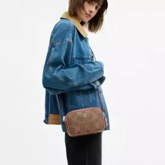 Compacto, versátil y con el estilo icónico de Coach. El Mini Jamie Camera Bag es perfecto para quienes buscan un bolso ligero, cómodo y lleno de carácter, ideal para el día a día o salidas casuales. Descripción larga En Trendstore Chile te presentamos el Mini Jamie Camera Bag de Coach, un bolso de diseño moderno y funcional que combina la icónica estética de la marca con practicidad diaria. Confeccionado en Signature coated canvas y forro interior de tela, este modelo garantiza resistencia y estilo premium en un formato compacto. Su color SV/Tan/Dusty Pink aporta un toque femenino y sofisticado, mientras que su tamaño permite llevar lo esencial sin complicaciones. Cuenta con un bolsillo exterior abierto para acceso rápido y un bolsillo interior con cierre a presión, además de dos ranuras para tarjetas, manteniendo tus pertenencias organizadas y seguras. La correa ajustable con caída de 57 cm permite llevarlo al hombro o cruzado tipo crossbody según tu estilo y necesidad. Su cierre superior con cremallera asegura que todo permanezca seguro mientras te desplazas por la ciudad. Medidas aproximadas: Largo: 19,7 cm Alto: 12,7 cm Ancho: 6,4 cm Caída de la correa ajustable: 57 cm Materiales: Signature coated canvas Forro interior de tela Características principales: Modelo: Mini Jamie Camera Bag SKU: CCO12 Cierre superior con cremallera Bolsillo exterior abierto Bolsillo interior con cierre a presión Dos ranuras para tarjetas Correa ajustable para hombro o crossbody Público: Mujer Un modelo original Coach, seleccionado por Trendstore para mujeres que buscan un bolso compacto, elegante y funcional, disponible para venta en Chile.