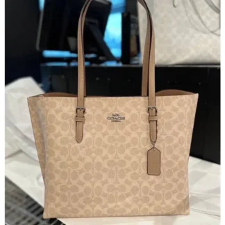 En Trendstore Chile te presentamos la Mollie Tote Bag de Coach, una cartera pensada para mujeres que buscan funcionalidad, elegancia y un diseño atemporal en un solo accesorio. Confeccionada en cuero double face de alta calidad, este modelo destaca por su combinación de tonos Gold, Chalk y Light Saddle, una paleta suave y sofisticada que aporta luminosidad y versatilidad al look. Su interior forrado en tela ofrece una experiencia cómoda y cuidada, ideal para el uso diario. Cuenta con asas largas que permiten llevarla cómodamente al hombro. Su diseño incorpora compartimentos laterales abiertos y un compartimento central con cierre superior, lo que facilita la organización de tus esenciales. En el interior incluye un bolsillo multifunción, ideal para mantener todo en orden sin perder estilo. Gracias a su formato tote, es una excelente opción para trabajo, salidas urbanas o jornadas largas, manteniendo siempre una imagen pulida y elegante. Medidas aproximadas: Largo: 41,3 cm Alto: 28,6 cm Ancho: 14 cm Caída de asas: 26 cm Materiales: Cuero double face Forro interior de tela Características principales: Modelo: Mollie Tote Bag Marca: Coach Style Number: 1671-1 Cierre superior con cremallera Compartimentos laterales abiertos Bolsillo interior multifunción Público: Mujer Un modelo original Coach, seleccionado por Trendstore para mujeres que buscan una cartera amplia, sofisticada y funcional, disponible para venta en Chile.