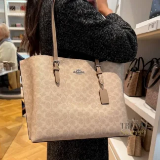 En Trendstore Chile te presentamos la Mollie Tote Bag de Coach, una cartera pensada para mujeres que buscan funcionalidad, elegancia y un diseño atemporal en un solo accesorio. Confeccionada en cuero double face de alta calidad, este modelo destaca por su combinación de tonos Gold, Chalk y Light Saddle, una paleta suave y sofisticada que aporta luminosidad y versatilidad al look. Su interior forrado en tela ofrece una experiencia cómoda y cuidada, ideal para el uso diario. Cuenta con asas largas que permiten llevarla cómodamente al hombro. Su diseño incorpora compartimentos laterales abiertos y un compartimento central con cierre superior, lo que facilita la organización de tus esenciales. En el interior incluye un bolsillo multifunción, ideal para mantener todo en orden sin perder estilo. Gracias a su formato tote, es una excelente opción para trabajo, salidas urbanas o jornadas largas, manteniendo siempre una imagen pulida y elegante. Medidas aproximadas: Largo: 41,3 cm Alto: 28,6 cm Ancho: 14 cm Caída de asas: 26 cm Materiales: Cuero double face Forro interior de tela Características principales: Modelo: Mollie Tote Bag Marca: Coach Style Number: 1671-1 Cierre superior con cremallera Compartimentos laterales abiertos Bolsillo interior multifunción Público: Mujer Un modelo original Coach, seleccionado por Trendstore para mujeres que buscan una cartera amplia, sofisticada y funcional, disponible para venta en Chile.