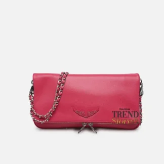 El bolso bandolera Rock Grained Leather de Zadig & Voltaire es un ícono del estilo urbano femenino con carácter rock y sofisticado. Confeccionado en cuero de alta calidad con textura graneada, este modelo combina diseño atemporal, funcionalidad y una estética moderna que eleva cualquier outfit. Su formato bandolera permite llevarlo cómodamente cruzado, dejando las manos libres y asegurando un uso práctico durante todo el día. A pesar de su diseño compacto, ofrece una excelente organización gracias a sus tres bolsillos, ideales para guardar tus esenciales diarios de forma ordenada. El interior está forrado en textil suave que aporta mayor comodidad y resistencia, mientras que su acabado liso y su vibrante color magenta lo convierten en un accesorio protagonista, perfecto tanto para looks casuales como más arreglados. Medidas del modelo: Ancho: 28 cm Alto: 15 cm Profundidad: 2 cm Detalles del producto: Marca: Zadig & Voltaire Modelo: Rock Grained Leather Material exterior: Cuero Forro: Textil Color: Podium Magenta Forma: Bandolera Uso: Cruzado Número de bolsillos: 3 Diseño: Liso Construcción: Cosido País de fabricación: India En Trendstore Chile encuentras bolsos Zadig & Voltaire 100% originales, con compra segura, atención cercana y envíos a todo Chile. Un modelo icónico, femenino y con personalidad, perfecto para acompañarte todos los días.