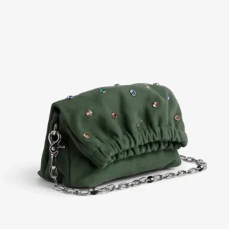 La Cartera Rockyssime XS de Zadig & Voltaire es uno de los modelos más icónicos de la marca parisina, reinterpretado en un formato compacto y sofisticado. Confeccionada en cuero de cabra 100% natural, esta versión destaca por su delicada aplicación de cristales que aporta brillo sutil y carácter, manteniendo el espíritu rock chic que define a Zadig & Voltaire. Su diseño cuenta con un cierre fruncido y una elegante cadena metálica, lo que permite llevarla cómodamente al hombro o en la mano, adaptándose tanto a looks de día como de noche. Es una cartera ligera pero con presencia, perfecta para complementar tenidas urbanas, eventos o salidas especiales. En Trendstore Chile seleccionamos piezas originales y atemporales como la Rockyssime XS, pensadas para mujeres que buscan diseño, calidad y estilo premium. Disponible con despacho a todo Chile y múltiples medios de pago. Medidas y detalles – Medidas: 17,5 cm de ancho x 9 cm de alto – Largo de la correa: ajustable de 23 cm a 61 cm – Material: 100% cuero de cabra – Detalles: cristales decorativos, cierre fruncido, cadena metálica – Código de producto: LWBA02252_SOUL – Marca: Zadig & Voltaire