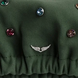 La Cartera Rockyssime XS de Zadig & Voltaire es uno de los modelos más icónicos de la marca parisina, reinterpretado en un formato compacto y sofisticado. Confeccionada en cuero de cabra 100% natural, esta versión destaca por su delicada aplicación de cristales que aporta brillo sutil y carácter, manteniendo el espíritu rock chic que define a Zadig & Voltaire. Su diseño cuenta con un cierre fruncido y una elegante cadena metálica, lo que permite llevarla cómodamente al hombro o en la mano, adaptándose tanto a looks de día como de noche. Es una cartera ligera pero con presencia, perfecta para complementar tenidas urbanas, eventos o salidas especiales. En Trendstore Chile seleccionamos piezas originales y atemporales como la Rockyssime XS, pensadas para mujeres que buscan diseño, calidad y estilo premium. Disponible con despacho a todo Chile y múltiples medios de pago. Medidas y detalles – Medidas: 17,5 cm de ancho x 9 cm de alto – Largo de la correa: ajustable de 23 cm a 61 cm – Material: 100% cuero de cabra – Detalles: cristales decorativos, cierre fruncido, cadena metálica – Código de producto: LWBA02252_SOUL – Marca: Zadig & Voltaire