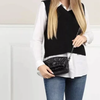 VEl bolso Rockyssime XS de Zadig & Voltaire es uno de los modelos más icónicos de la marca, reinterpretado esta temporada en un formato compacto que mantiene toda su personalidad. Confeccionado en cuero de cordero, destaca por su textura suave y su diseño urbano con espíritu rockero, sello característico de la firma parisina. Su cierre fruncido y la cadena metálica en tono plateado aportan un toque sofisticado y moderno, convirtiéndolo en un accesorio versátil para usar tanto de día como de noche. Puede llevarse cómodamente al hombro o en la mano, adaptándose a distintos estilos y ocasiones. Gracias a su tamaño XS, es perfecto para llevar lo esencial con elegancia, sin perder presencia ni estilo. Un bolso pensado para mujeres que buscan diseño, identidad y un accesorio con carácter. Detalles del producto: – Marca: Zadig & Voltaire – Modelo: Rockyssime XS – Color: Negro – Material: 100% cuero de cordero – Cierre: Fruncido – Correa: Cadena metálica en tono plateado – Uso: Hombro o mano – Código de producto: LWBA00072_NOIR Medidas aproximadas: – Ancho: 18 cm – Alto: 11 cm Producto original Zadig & Voltaire, seleccionado por Trendstore Chile para mujeres que buscan moda premium con una estética urbana y sofisticada, disponible para venta en Chile.