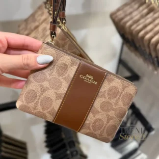 En Trendstore Chile te presentamos la Corner Zip Wristlet de Coach, un accesorio esencial para el día a día que combina funcionalidad, diseño compacto y la estética icónica de la firma. Confeccionada en Signature coated canvas y cuero liso, esta wristlet ofrece durabilidad y un acabado elegante. Su formato delgado permite llevarla cómodamente en la mano gracias a su correa de muñeca incorporada, ideal para salidas rápidas, viajes o como complemento dentro de un bolso más grande. Cuenta con cierre superior con cremallera que mantiene tus pertenencias seguras y dos ranuras interiores para tarjetas, facilitando la organización sin perder practicidad. Su tamaño permite llevar llaves, tarjetas y hasta un iPhone de gran formato (hasta iPhone 15 Pro Max), convirtiéndola en una opción versátil y funcional. Medidas aproximadas: Largo: 15,9 cm Alto: 10,2 cm Ancho: 1,3 cm Materiales: Signature coated canvas y cuero liso Forro interior de tela Características principales: Modelo: Corner Zip Wristlet Style Number: CW854 Cierre superior con cremallera Correa de muñeca incorporada Dos ranuras para tarjetas Público: Mujer Un accesorio original Coach, cuidadosamente seleccionado por Trendstore, ideal para mujeres que buscan practicidad, diseño atemporal y moda premium en un formato compacto, disponible para venta en Chile.