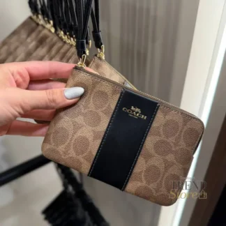 En Trendstore Chile te presentamos la Corner Zip Wristlet de Coach, un accesorio esencial para el día a día que combina funcionalidad, diseño compacto y la estética icónica de la firma. Confeccionada en Signature coated canvas y cuero liso, esta wristlet ofrece durabilidad y un acabado elegante. Su formato delgado permite llevarla cómodamente en la mano gracias a su correa de muñeca incorporada, ideal para salidas rápidas, viajes o como complemento dentro de un bolso más grande. Cuenta con cierre superior con cremallera que mantiene tus pertenencias seguras y dos ranuras interiores para tarjetas, facilitando la organización sin perder practicidad. Su tamaño permite llevar llaves, tarjetas y hasta un iPhone de gran formato (hasta iPhone 15 Pro Max), convirtiéndola en una opción versátil y funcional. Medidas aproximadas: Largo: 15,9 cm Alto: 10,2 cm Ancho: 1,3 cm Materiales: Signature coated canvas y cuero liso Forro interior de tela Características principales: Modelo: Corner Zip Wristlet Style Number: CW854 Cierre superior con cremallera Correa de muñeca incorporada Dos ranuras para tarjetas Público: Mujer Un accesorio original Coach, cuidadosamente seleccionado por Trendstore, ideal para mujeres que buscan practicidad, diseño atemporal y moda premium en un formato compacto, disponible para venta en Chile.