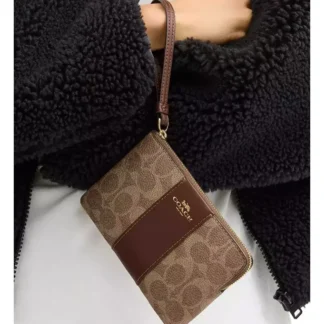 En Trendstore Chile te presentamos la Corner Zip Wristlet de Coach, un accesorio esencial para el día a día que combina funcionalidad, diseño compacto y la estética icónica de la firma. Confeccionada en Signature coated canvas y cuero liso, esta wristlet ofrece durabilidad y un acabado elegante. Su formato delgado permite llevarla cómodamente en la mano gracias a su correa de muñeca incorporada, ideal para salidas rápidas, viajes o como complemento dentro de un bolso más grande. Cuenta con cierre superior con cremallera que mantiene tus pertenencias seguras y dos ranuras interiores para tarjetas, facilitando la organización sin perder practicidad. Su tamaño permite llevar llaves, tarjetas y hasta un iPhone de gran formato (hasta iPhone 15 Pro Max), convirtiéndola en una opción versátil y funcional. Medidas aproximadas: Largo: 15,9 cm Alto: 10,2 cm Ancho: 1,3 cm Materiales: Signature coated canvas y cuero liso Forro interior de tela Características principales: Modelo: Corner Zip Wristlet Style Number: CW854 Cierre superior con cremallera Correa de muñeca incorporada Dos ranuras para tarjetas Público: Mujer Un accesorio original Coach, cuidadosamente seleccionado por Trendstore, ideal para mujeres que buscan practicidad, diseño atemporal y moda premium en un formato compacto, disponible para venta en Chile.
