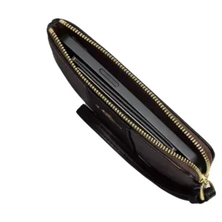 En Trendstore Chile te presentamos la Corner Zip Wristlet de Coach, un accesorio esencial para el día a día que combina funcionalidad, diseño compacto y la estética icónica de la firma. Confeccionada en Signature coated canvas y cuero liso, esta wristlet ofrece durabilidad y un acabado elegante. Su formato delgado permite llevarla cómodamente en la mano gracias a su correa de muñeca incorporada, ideal para salidas rápidas, viajes o como complemento dentro de un bolso más grande. Cuenta con cierre superior con cremallera que mantiene tus pertenencias seguras y dos ranuras interiores para tarjetas, facilitando la organización sin perder practicidad. Su tamaño permite llevar llaves, tarjetas y hasta un iPhone de gran formato (hasta iPhone 15 Pro Max), convirtiéndola en una opción versátil y funcional. Medidas aproximadas: Largo: 15,9 cm Alto: 10,2 cm Ancho: 1,3 cm Materiales: Signature coated canvas y cuero liso Forro interior de tela Características principales: Modelo: Corner Zip Wristlet Style Number: CW854 Cierre superior con cremallera Correa de muñeca incorporada Dos ranuras para tarjetas Público: Mujer Un accesorio original Coach, cuidadosamente seleccionado por Trendstore, ideal para mujeres que buscan practicidad, diseño atemporal y moda premium en un formato compacto, disponible para venta en Chile.