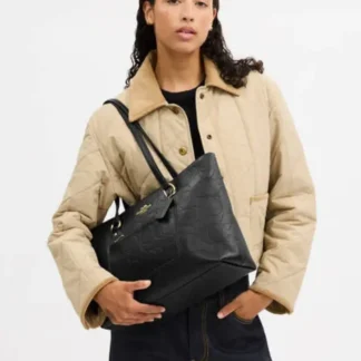 En Trendstore Chile te presentamos la Station Tote Bag de Coach, un modelo clásico y atemporal diseñado para mujeres que buscan un bolso amplio, práctico y con el sello inconfundible de la marca. Esta cartera está confeccionada en cuero pebble refinado con diseño Signature, combinado con cuero pebble liso, lo que le entrega un acabado elegante, resistente y de alta calidad. Su interior forrado en tela ofrece una organización funcional, incorporando un bolsillo con cierre, compartimentos multifunción y espacio especial para el celular. Cuenta con un bolsillo exterior con cierre, ideal para tener a mano tus esenciales, y un cierre superior con cremallera que mantiene el contenido seguro. Sus asas permiten llevarla cómodamente al hombro, siendo perfecta para el día a día, trabajo o salidas urbanas. Medidas aproximadas: Largo: 34,9 cm Alto: 26 cm Ancho: 12,7 cm Caída de asas: 26,7 cm Materiales: Cuero pebble refinado Signature y cuero pebble refinado Forro interior de tela Características principales: Modelo: Station Tote Bag Style Number: CDL99 Cierre superior con cremallera Bolsillo exterior con cierre Bolsillos interiores con cierre, para celular y multifunción Público: Mujer Un bolso original Coach, seleccionado por Trendstore para mujeres que valoran la moda premium, la funcionalidad y el diseño atemporal, disponible para venta en Chile.
