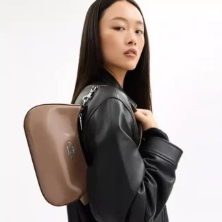 En Trendstore Chile te presentamos la Teri Shoulder Bag de Coach, un modelo inspirado en las siluetas icónicas de los años 90, reinterpretado con un diseño actual y elegante. Pensada para mujeres que buscan versatilidad y estilo premium, esta cartera se adapta con facilidad a distintos momentos del día. Está confeccionada en cuero pebble refinado, un material suave, resistente y de alta calidad, con interior forrado en tela. Su diseño permite usarla de dos formas gracias a sus correas desmontables: como bolso de hombro o cruzado tipo crossbody, según tu estilo y necesidad. En su interior cuenta con un bolsillo multifunción que ayuda a mantener todo organizado, además de espacio suficiente para llevar cómodamente llaves, billetera y teléfono sin sentirse pesada. El cierre superior con cremallera mantiene tus pertenencias seguras mientras te mueves por la ciudad. Medidas aproximadas: Largo: 24,1 cm Alto: 15,2 cm Ancho: 7,6 cm Caída del asa desmontable: 21,6 cm Caída de la correa desmontable: 57,8 cm Materiales: Cuero pebble refinado Forro interior de tela Características principales: Modelo: Teri Shoulder Bag Style Number: CV934 Cierre superior con cremallera Bolsillo interior multifunción Asa desmontable Correa desmontable para uso al hombro o crossbody Público: Mujer Un modelo original Coach, seleccionado por Trendstore para mujeres que buscan una cartera versátil, elegante y funcional, ideal para elevar looks casuales o más sofisticados, disponible para venta en Chile.