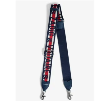 La correa Signature de Zadig & Voltaire en color rojo es ese accesorio clave que transforma por completo tu bolso y tu look. Diseñada para mujeres que disfrutan personalizar sus accesorios, combina nylon resistente con paneles de cuero que aportan estructura y un acabado premium. El diseño destaca por la firma Zadig & Voltaire en contraste, detalles en cuero azul marino texturizado y el icónico charm de alas metálicas, símbolo característico de la marca. Su sistema ajustable y desmontable con ganchos metálicos tipo snap hook permite adaptarla fácilmente a distintos bolsos y estilos, ya sea para un look más urbano o uno más sofisticado. Compatible con bolsos Zadig & Voltaire y modelos universales con anclajes laterales, esta correa es ideal para renovar tu bolso favorito y darle un toque moderno, atrevido y con identidad. Detalles del producto: – Marca: Zadig & Voltaire – Modelo: Signature – Color: Rojo “Power Red” con detalles en azul marino – Medidas aproximadas: 115 cm de largo x 4 cm de ancho – Material: 100 % poliéster con paneles de cuero – Ajustable y desmontable – Ganchos metálicos – Charm metálico de alas icónicas Producto original disponible en Trendstore.cl, con envíos a todo Chile y todos los medios de pago. Si quieres, hago los otros colores con exactamente la misma estructura para que los subas en serie.