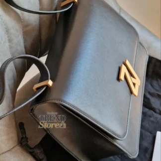 Cartera Zadig & Voltaire ZV Initiale de Cuero con Hebilla Dorada – Mujer En Trendstore Chile te presentamos la icónica cartera ZV Initiale de Zadig & Voltaire, un modelo sofisticado y versátil, ideal para mujeres que buscan diseño premium y funcionalidad en una sola pieza. Confeccionada en cuero de alta calidad, esta cartera destaca por su hebilla frontal metálica en tono dorado mate con el emblemático logo “ZV”, sello distintivo de la marca. Incorpora una correa ajustable de cuero con herrajes en metal dorado mate, lo que permite llevarla cómodamente al hombro o cruzada tipo crossbody, adaptándose a distintos estilos y ocasiones. Su interior cuenta con un bolsillo con cierre, ideal para mantener tus esenciales organizados, y tiene el tamaño perfecto para llevar un iPhone 17 sin problema. El bolso se encuentra en excelente estado, sin defectos visibles, e incluye su dustbag original. Medidas:  Alto 17 cm, Largo 24 cm, Ancho 8 cm Material: Cuero Pensada para un público femenino que valora la moda premium, la calidad y los detalles, esta cartera es una pieza clave para complementar looks urbanos, elegantes o casual chic. En Trendstore garantizamos productos originales y seleccionados con altos estándares, disponibles para venta en Chile.
