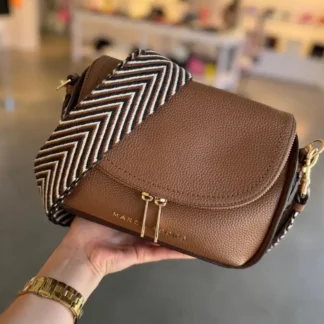 En Trendstore Chile te presentamos el The Groove Messenger Crossbody de Marc Jacobs en color café, un bolso confeccionado en cuero pebble de alta calidad que aporta calidez y versatilidad a cualquier look. Sus herrajes dorados complementan el diseño con un acabado premium y elegante. Su correa ajustable con caída de 61 cm permite llevarlo cómodamente al hombro o cruzado tipo crossbody, mientras que la solapa con cierre magnético y el bolsillo superior con cremallera de doble acceso aseguran que tus esenciales estén siempre protegidos. El interior incluye un bolsillo con cremallera y placa con logo de cuero, combinando organización y estilo en un solo accesorio. Medidas aproximadas: Largo: 24,1 cm Alto: 19 cm Ancho: 10,2 cm Caída de la correa ajustable: 61 cm Materiales: Cuero pebble Herrajes dorados Características principales: Modelo: The Groove Messenger Crossbody Cierre: Solapa con cierre magnético y bolsillo con cremallera de doble acceso Interior: Bolsillo con cremallera y placa de logo en cuero Correa ajustable para hombro o crossbody Estado: Excelente, con leves signos de uso Un modelo original Marc Jacobs, seleccionado por Trendstore para quienes buscan un bolso versátil, elegante y de moda premium, disponible para venta en Chile.