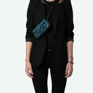 La Zadig & Voltaire Kate Wallet Wild es un accesorio icónico que combina elegancia urbana y personalidad rock chic. Confeccionada en cuero de vaca efecto python azul, esta cartera ofrece dos compartimentos separados por un bolsillo con cierre, además de dos espacios para tarjetas, asegurando que todo lo esencial esté organizado y accesible. Su rabat con cierre magnético mantiene tus pertenencias seguras, mientras que la cadena metálica extraíble permite llevarla a la mano, al hombro o cruzada, adaptándose a cualquier ocasión, ya sea de día o de noche. Los detalles de alas, el anillo metálico grabado “Kate Loves Zadig&Voltaire” y el liseré clouté aportan un acabado sofisticado y distintivo, fiel al estilo audaz de la marca parisina. MEDIDAS DEL MODELO Ancho: 16 cm Alto: 8,5 cm Caída de la cadena: 39,5 cm Material: 100% cuero de vaca efecto python DETALLES DEL PRODUCTO Marca: Zadig & Voltaire Modelo: Kate Wallet Wild Cierre: Rabat magnético Compartimentos: 2 separados + 1 bolsillo con cierre + 2 espacios para tarjetas Correa: Cadena metálica extraíble Estilo: Cartera compacta, uso diario y salida nocturna Origen: París, Francia En Trendstore Chile, encuentras la Kate Wallet Wild 100% original, con atención cercana, compra segura y envíos a todo Chile. Una pieza audaz y elegante para quienes buscan destacar con estilo.