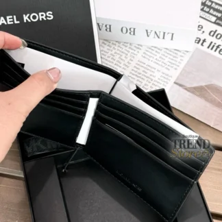 Billetera Michael Kors original cuero negro monograma en Trendstore Chile Set de regalo Michael Kors billetera y llavero premium envío a todo Chile Detalle interior billetera Michael Kors cuero legítimo compra segura Chile Llavero MK Michael Kors negro metálico accesorio original Trendstore Billetera hombre Michael Kors bifold negra con monograma MK exclusiva Vista frontal set Michael Kors original en caja de regalo Trendstore Chile Textura cuero y acabados metálicos billetera Michael Kors premium Accesorios Michael Kors originales para entrega en todo Chile Trendstore