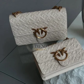 bolso cuero relieve beige mujer trendstore chile original • bolso hombro beige cadena dorada vista frontal compra segura chile • detalle cuero texturizado bolso mujer elegante exclusivo chile • bolso beige cuero genuino vista lateral cadena envío chile • interior bolso cuero bolsillo cierre vista detalle chile • bolso mujer elegante beige uso diario chile exclusivo • bolso cuero premium cadena dorada compra online chile • bolso original mujer envío a todo chile trendstore