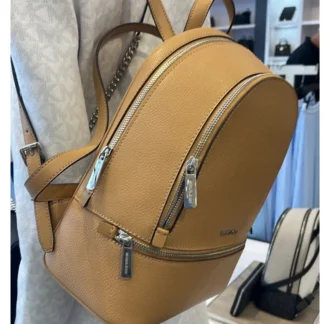 Esta mochila de cuero texturizado disponible en Trendstore Chile es una opción sofisticada y funcional para mujeres que buscan un accesorio versátil de moda premium. Confeccionada en 100% cuero, ofrece una estructura firme y resistente, manteniendo un acabado refinado y atemporal. Incorpora herrajes en tono plateado que aportan un contraste moderno y elegante. Sus dimensiones aproximadas son 26,7 cm de ancho x 32,4 cm de alto x 12,7 cm de profundidad, un tamaño ideal para llevar lo esencial con organización y comodidad. El diseño incluye un bolsillo frontal con cierre de zíper para acceso rápido, y en su interior un bolsillo trasero con cremallera que permite mantener objetos de valor más seguros. El forro es 100% poliéster, resistente y fácil de mantener. El cierre principal es superior con cremallera, brindando mayor seguridad. Cuenta con un asa superior con caída de 3,8 cm y correas ajustables con caída aproximada entre 22,9 cm y 33,7 cm, adaptándose cómodamente al cuerpo según tu preferencia. Una mochila importada, pensada para mujer, que combina diseño funcional con estética premium. Disponible en Trendstore Chile, especialistas en traer productos originales de marcas internacionales a Chile, con estilo y confianza.