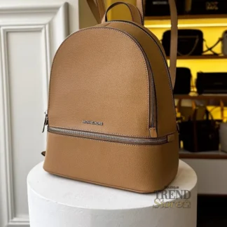 Esta mochila de cuero texturizado disponible en Trendstore Chile es una opción sofisticada y funcional para mujeres que buscan un accesorio versátil de moda premium. Confeccionada en 100% cuero, ofrece una estructura firme y resistente, manteniendo un acabado refinado y atemporal. Incorpora herrajes en tono plateado que aportan un contraste moderno y elegante. Sus dimensiones aproximadas son 26,7 cm de ancho x 32,4 cm de alto x 12,7 cm de profundidad, un tamaño ideal para llevar lo esencial con organización y comodidad. El diseño incluye un bolsillo frontal con cierre de zíper para acceso rápido, y en su interior un bolsillo trasero con cremallera que permite mantener objetos de valor más seguros. El forro es 100% poliéster, resistente y fácil de mantener. El cierre principal es superior con cremallera, brindando mayor seguridad. Cuenta con un asa superior con caída de 3,8 cm y correas ajustables con caída aproximada entre 22,9 cm y 33,7 cm, adaptándose cómodamente al cuerpo según tu preferencia. Una mochila importada, pensada para mujer, que combina diseño funcional con estética premium. Disponible en Trendstore Chile, especialistas en traer productos originales de marcas internacionales a Chile, con estilo y confianza.