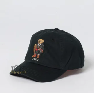 Gorra Polo Ralph Lauren confeccionada en algodón tipo twill, suave y resistente, ideal para complementar looks casuales con un toque icónico. Destaca por el clásico Polo Bear bordado en la parte frontal, uno de los símbolos más reconocidos de la marca. Su diseño incluye visera curva y correa ajustable en la parte posterior para un calce cómodo y personalizado. Un accesorio versátil y atemporal que eleva cualquier outfit diario. Detalles • Gorra clásica • Algodón (cotton twill) • Polo Bear bordado en la parte frontal • Visera curva • Correa ajustable posterior • Color: Negro