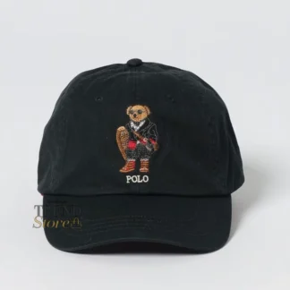 Gorra Polo Ralph Lauren confeccionada en algodón tipo twill, suave y resistente, ideal para complementar looks casuales con un toque icónico. Destaca por el clásico Polo Bear bordado en la parte frontal, uno de los símbolos más reconocidos de la marca. Su diseño incluye visera curva y correa ajustable en la parte posterior para un calce cómodo y personalizado. Un accesorio versátil y atemporal que eleva cualquier outfit diario. Detalles • Gorra clásica • Algodón (cotton twill) • Polo Bear bordado en la parte frontal • Visera curva • Correa ajustable posterior • Color: Negro