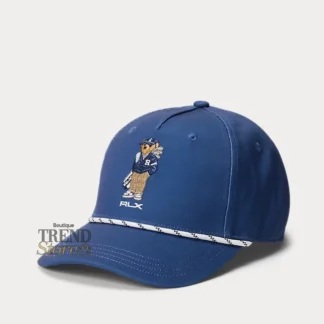 Gorra deportiva de Polo Ralph Lauren de la línea RLX, diseñada para ofrecer estilo y rendimiento en un solo accesorio. Su construcción de cinco paneles brinda un ajuste cómodo, mientras que su diseño técnico incorpora detalles pensados para el uso activo. Destaca por el icónico Polo Bear junto al logo “RLX” bordado en la parte frontal, complementado con visera curva con costuras y detalle de cuerda decorativa. Incorpora ojales bordados para ventilación y una banda interior de malla que ayuda a absorber la humedad, manteniendo frescura durante todo el día. La correa trasera ajustable con broche y logo RLX permite un calce seguro y personalizado. Detalles • Gorra deportiva / lifestyle • Construcción de cinco paneles • Visera curva con costuras • Detalle de cuerda en la visera • Ojales bordados para ventilación • Banda interior de malla absorbente (moisture-wicking) • Polo Bear y logo “RLX” bordados al frente • Logo “RLX” bordado en la parte trasera • Correa ajustable con broche