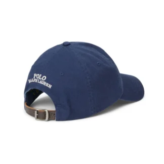 Gorra de Polo Ralph Lauren con el icónico Polo Bear, un accesorio que combina estilo clásico y actitud deportiva. Confeccionada con materiales de alta calidad, ofrece comodidad y durabilidad para el uso diario. Su diseño en color azul aporta versatilidad, mientras que el Polo Bear bordado al frente entrega un sello distintivo y reconocido a nivel mundial. Perfecta para complementar looks casuales con un toque sofisticado y moderno. Ideal para días al aire libre o para elevar cualquier outfit cotidiano con una pieza emblemática de la marca. Detalles • Gorra clásica tipo baseball • Material de alta calidad • Polo Bear bordado en la parte frontal • Diseño cómodo y resistente • Estilo casual y versátil • Color: Azul