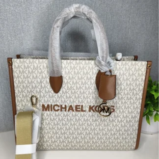 DESCRIPCIÓN LARGA La Mirella Tote es ese bolso que combina funcionalidad y estilo en un solo diseño. Confeccionada en canvas resistente con el icónico lettering de Michael Kors, se convierte en el complemento ideal para looks diarios con un toque sofisticado. Su interior espacioso te permite llevar todo lo que necesitas con comodidad, mientras sus terminaciones elevan el diseño y lo hacen versátil para distintos estilos. Perfecta para combinar con denim, camisas clásicas o outfits más pulidos, acompañándote en tu rutina con estilo y practicidad. En Trendstore encuentras productos 100% originales y una curaduría de las últimas tendencias internacionales. Descubre más modelos, novedades y disponibilidad en nuestro Instagram @trendstore_vs, donde mostramos ingresos en tiempo real y opciones exclusivas. BENEFICIOS Producto 100% original garantizado por Trendstore Diseño icónico con logo Michael Kors Interior amplio y funcional Incluye correa ajustable para mayor versatilidad Ideal para uso diario Envíos a todo Chile Compra fácil y segura MEDIDAS Ancho: 35 cm Alto: 27 cm Profundidad: 12 cm Caída de asas: 11.5 cm Correa ajustable: 38 cm – 63.5 cm