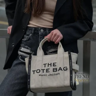 bolso marc jacobs the tote bag jacquard small beige trendstore chile original • tote marc jacobs beige pequeño vista frontal compra segura chile • detalle jacquard logo tejido marc jacobs bolso exclusivo chile • bolso marc jacobs beige vista lateral correa ajustable envío chile • interior bolso the tote bag marc jacobs vista detalle chile • bolso mujer elegante beige marc jacobs uso diario chile exclusivo • tote marc jacobs small premium compra online chile • bolso marc jacobs original mujer envío a todo chile trendstore