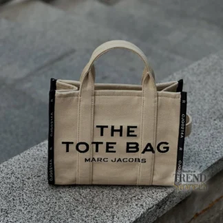 bolso marc jacobs the tote bag jacquard small beige trendstore chile original • tote marc jacobs beige pequeño vista frontal compra segura chile • detalle jacquard logo tejido marc jacobs bolso exclusivo chile • bolso marc jacobs beige vista lateral correa ajustable envío chile • interior bolso the tote bag marc jacobs vista detalle chile • bolso mujer elegante beige marc jacobs uso diario chile exclusivo • tote marc jacobs small premium compra online chile • bolso marc jacobs original mujer envío a todo chile trendstore