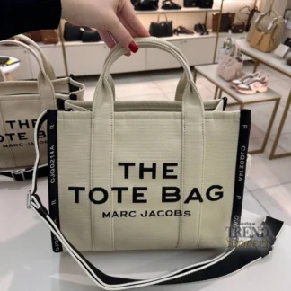 bolso marc jacobs the tote bag jacquard medium beige trendstore chile original • tote marc jacobs beige tamaño medium vista frontal compra segura chile • detalle jacquard logo tejido marc jacobs bolso exclusivo chile • bolso marc jacobs medium beige vista lateral envío chile • interior bolso the tote bag marc jacobs grande vista detalle chile • bolso mujer elegante beige marc jacobs uso diario chile exclusivo • tote marc jacobs medium premium compra online chile • bolso marc jacobs original mujer envío a todo chile trendstore