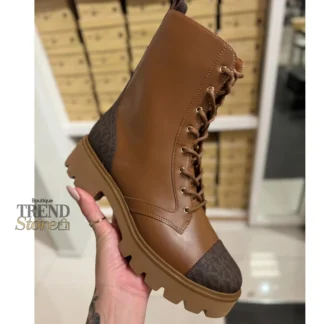 Los botines Weiss combinan cuero liso con paneles del icónico logo MK, logrando un diseño sofisticado y full tendencia. Su estilo tipo combat con suela gruesa aporta carácter y modernidad, convirtiéndolos en el complemento ideal para looks urbanos y elegantes. Pensados para el uso diario, incorporan cierre lateral para mayor comodidad y cordones frontales que permiten un ajuste perfecto. Su color Lugg Multi en tonos marrones y beige los hace fáciles de combinar con jeans, vestidos o outfits más formales. En Trendstore trabajamos con productos 100% originales y seleccionamos lo último en tendencias internacionales para ti. Puedes descubrir más modelos, novedades y disponibilidad en nuestro Instagram @trendstore_vs, donde mostramos ingresos en tiempo real y opciones exclusivas. BENEFICIOS Producto 100% original Diseño con logo MK icónico Suela tipo lug con plataforma (2.5 cm) y tacón (3.8 cm) Cómodos y versátiles para uso diario Envíos a todo Chile Compra fácil y segura