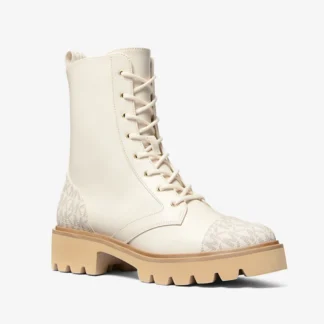 Los botines Weiss en tono vanilla combinan cuero liso con paneles del icónico logo MK, logrando un diseño sofisticado, luminoso y totalmente en tendencia. Su estilo tipo combat con suela gruesa aporta carácter, mientras el color claro eleva el look con un toque más elegante y moderno. Diseñados para acompañarte en el día a día, cuentan con cierre lateral para mayor comodidad y cordones frontales que permiten un ajuste perfecto. Su tonalidad neutra los hace ideales para combinar con outfits claros, denim o looks más estructurados, adaptándose fácilmente a distintos estilos. En Trendstore trabajamos con productos 100% originales y seleccionamos lo último en tendencias internacionales para ti. Puedes descubrir más modelos, novedades y disponibilidad en nuestro Instagram @trendstore_vs, donde mostramos ingresos en tiempo real y opciones exclusivas. BENEFICIOS Producto 100% original Diseño con logo MK icónico Color vanilla: elegante y fácil de combinar Suela tipo lug con plataforma (2.5 cm) y tacón (3.8 cm) Cómodos y versátiles para uso diario Envíos a todo Chile Compra fácil y segura